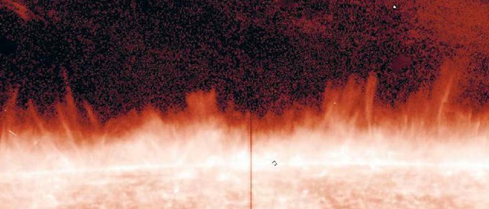Spritzige Sonne. Magnetfelder verursachen Millionen Grad heiße Spikulen. 