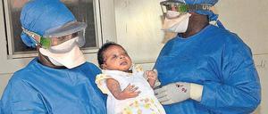 Geheilt. Die 34 Tage alte Noubia war die letzte Patientin der Ebola-Epidemie in Guinea. Am 8. November 2015 wurde das Baby aus dem Behandlungszentrum der Ärzte ohne Grenzen in Conakry unter Applaus entlassen.