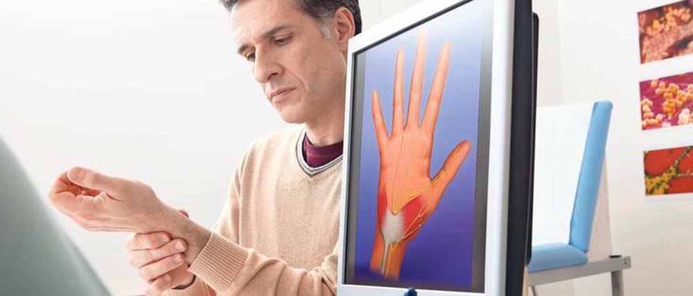 Der Nerv für Daumen und Finger muss im Handgelenk durch einen engen Tunnel. Gerät der Nervus medianus unter Druck, droht das Karpaltunnelsyndrom und die Hand bleibt dauerhaft taub und schmerzt. 