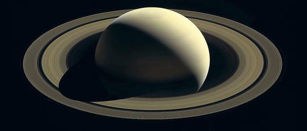 Cassini schickte 13 Jahre lang Detailaufnahmen der Saturnringe, der zerfurchten Oberfläche des Titan und der Geysire auf Enceladus.