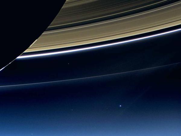 Auf dieser Aufnahme vom 19. Juli 2013 sind die Saturnringe zusammen mit der Erde zu sehen. Unser Heimatplanet ist der helle Klecks.