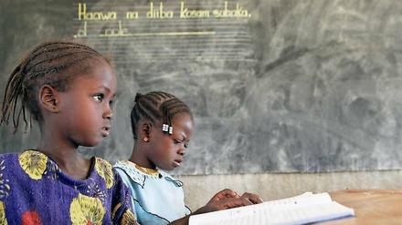 Konzentriert. Schülerinnen in Burkina Faso. Mädchen sind bei der Bildung oft besonders benachteiligt. 