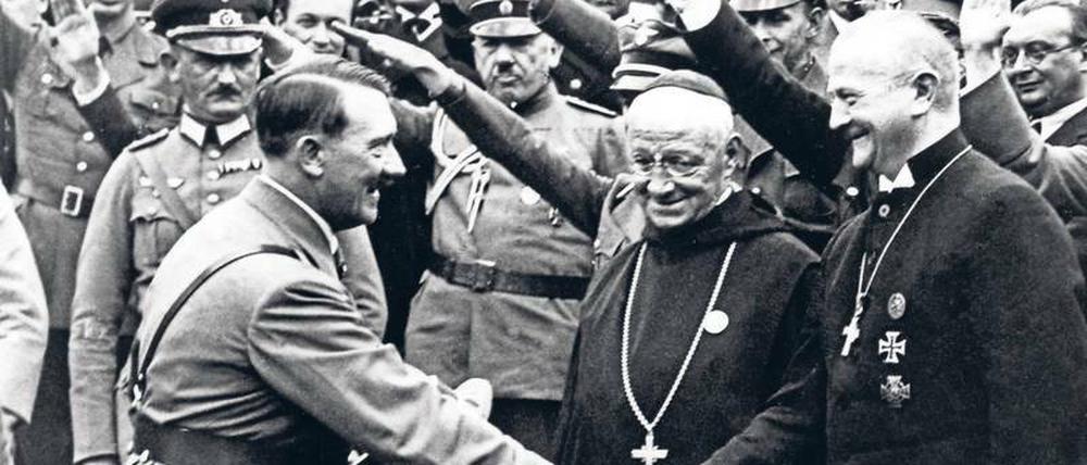 Hitler 1934 mit Kirchenvertretern.
