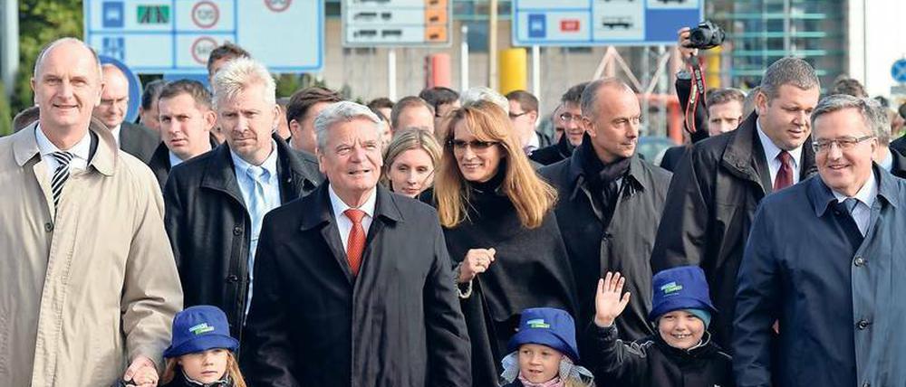 Brandenburgs Ministerpräsident Woidke (l), Bundespräsident Gauck (m) und Präsident Komorowski (r) 2013 auf der Oderbrücke in Frankfurt (Oder).