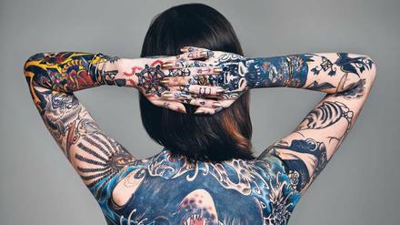 Lebendig bunt. Neue Forschung zeigt, dass Tattoo-Künstler nicht allein arbeiten. Immunzellen helfen aktiv, die Tätowierung lebenslang zu erhalten.
