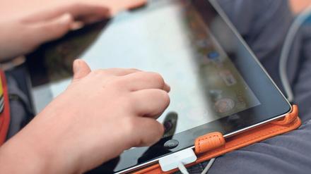 Tablet-Zeit steht schon bei vielen kleinen Kindern hoch im Kurs. Aber die Nutzung hinterlässt Datenspuren.