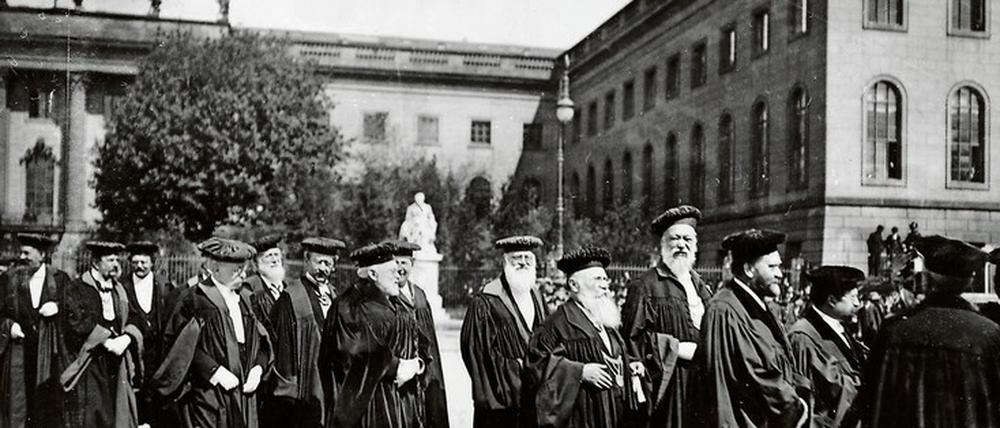 Die Professoren der Berliner Friedrich-Wilhelms-Universität 1905. Sie konnten sich immer auch Ressourcen bedienen, die durch die deutsche Kolonialherrschaft zugänglich wurden.