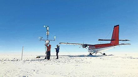 Forschende installieren Messstation auf dem Eisschild