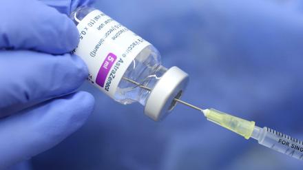 Eine Spritze mit dem Corona Impfstoff AstraZeneca wird im Impfzentrum des Landkreises Harz aufgezogen.