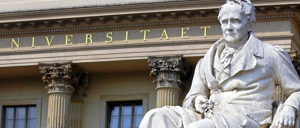 Ein Denkmal für Alexander von Humboldt steht vor dem Eingang der nach ihm benannten Universität in Berlin. Im Ranking landet die Uni auf Platz 109.