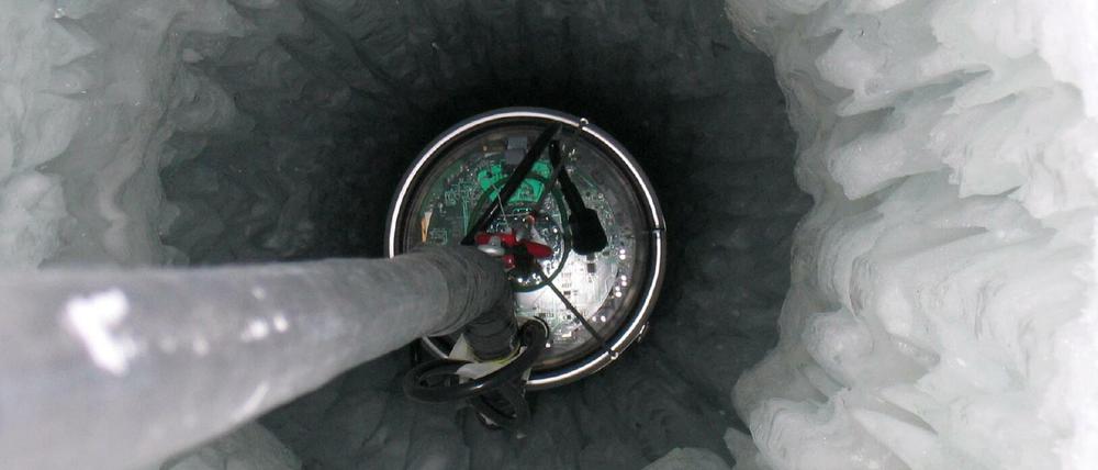 Kugeln im Eis. Die Fotodetektoren von "Icecube" sind etwa so groß wie Medizinbälle. Sie hängen an langen Stahlseilen und reichen bis zu 2,5 Kilometer ins Eis. 