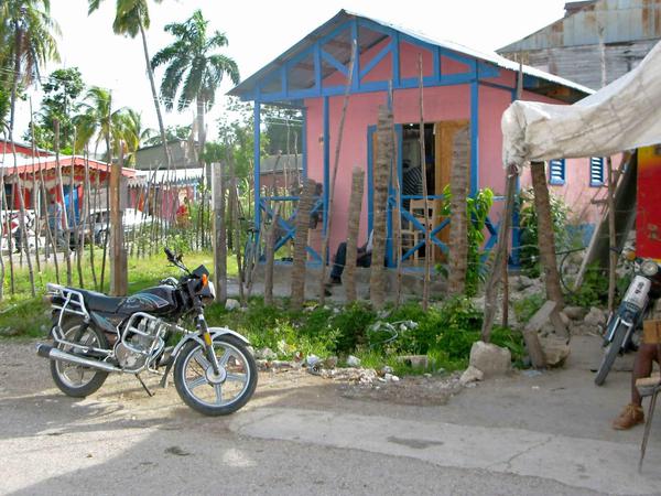 Manche Holzhäuschen sind bunt angemalt. Ganz wichtig: die Veranda. Das Leben in Haiti spielt sich vor allem vor der Tür ab.