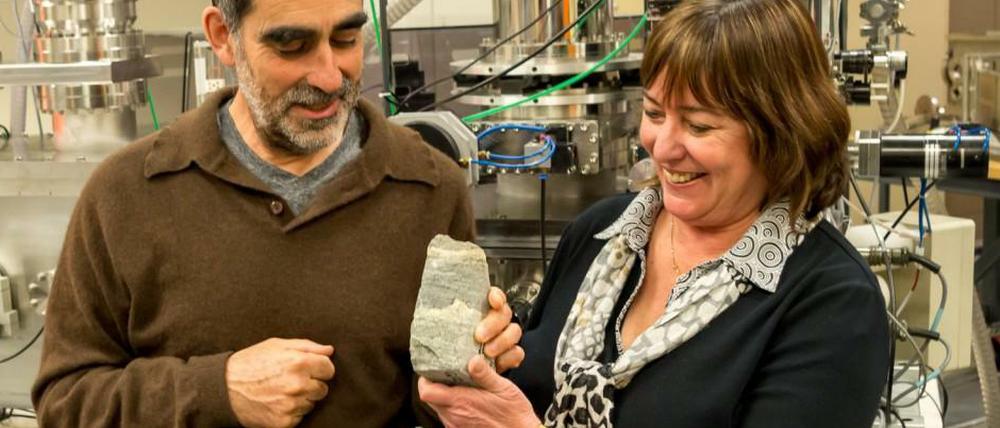 Unscheinbar. Allen Nutman (links) und Vickie Bennet (reshts) mit dem 3,7 Milliarden Jahre alten Fossil aus Grönland.