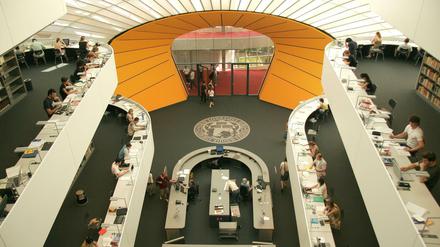 Blick in die Philologische Bibliothek der Freien Universität Berlin.