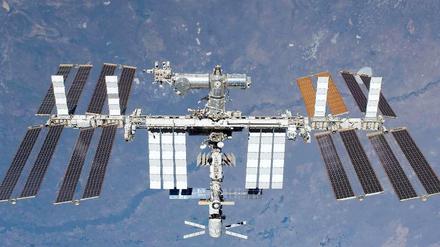 Himmelslabor. Die Internationale Raumstation umkreist die Erde in 400 Kilometern Höhe. Sie ist dauerhaft mit sechs Raumfahrern besetzt. 