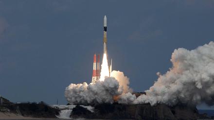 Auf zum Asteroiden. Die japanische Trägerrakete beim Start am 3. Dezember. In vier Jahren soll die Sonde Hayabusa 2 den Asteroid 1999 JU3 erreichen. 