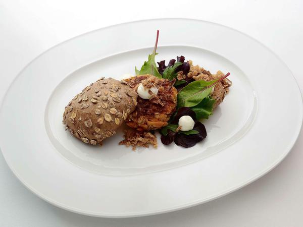 Mittags gibt´s Burger von der Karotte mit Koriander-Schmand und Röstzwiebeln 