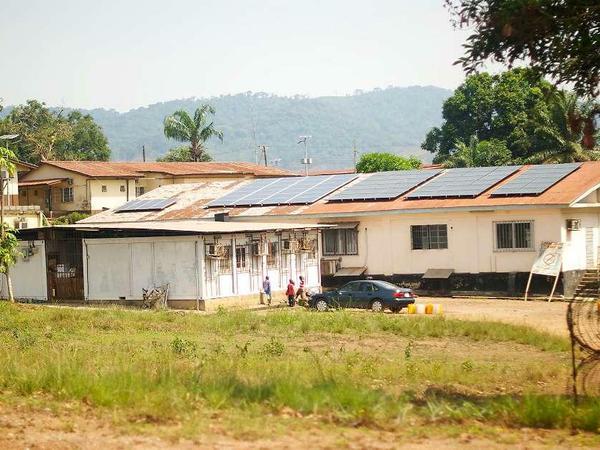Forschung vor Ort. Das Regierungskrankenhaus in Kenema, Sierra Leone, war bisher für sein Lassa-Zentrum bekannt.