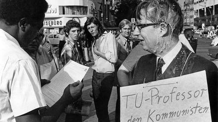 TU-Professor Folkmar Koenigs verteilt farbverschmiert 1973 Flugblätter der "Notgemeinschaft für eine freie Universität (NofU)". Kurz vorher war er von Studenten mit Farbe angegriffen worden.