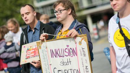 Behindertenverbände demonstrierten am Sonntag in Berlin gegen die am morgigen Donnerstag anstehende Entscheidung, nichtinvasive Bluttests zur Diagnose von Trisomien in den Leistungskatalog der gesetzlichen Krankenkassen aufzunehmen.