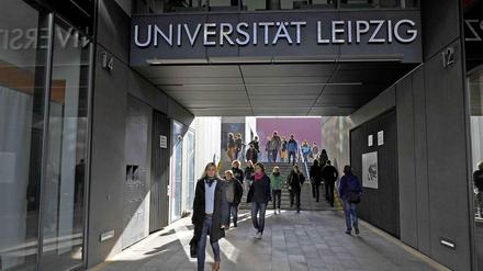 Studierende in einer Unterführung auf dem Weg zum Eingang ihrer Universität.