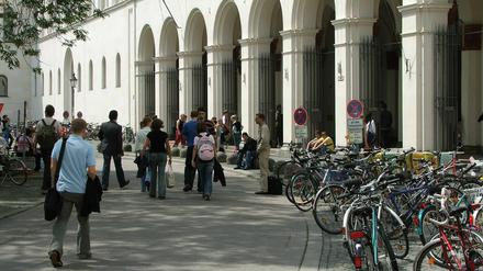 Studierende vor dem Hauptgebäude der LMU München.