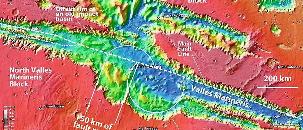 Das Satellitenbild zeigt, wie ein alter Krater von einer Verwerfung durchschnitten und die Teile jeweils nach links gegeneinander versetzt wurden. 