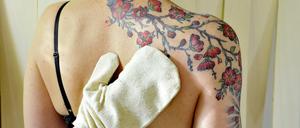 Macht wach: Die Gashan-Massage mit dem Rohseidehandschuh funktioniert auch als Selbstmassage. 