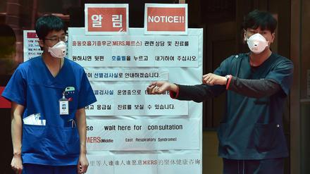 Das National Medical Center in Seoul hat ein Notfallzentrum eingerichtet, in dem neue Patienten mit Verdacht auf Infektion mit dem hochansteckenden Mers-Virus isoliert werden sollen. Wo die bereits erkrankten Mers-Infizierten behandelt werden, halten die sükoreanischen Behörden geheim.