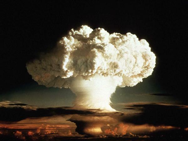 Am 1. November 1952 zündeten die USA mit „Ivy Mike“ die erste Wasserstoffbombe. Dem starken Ausschlag der Seismografen nach, könnte auch Nordkorea am 3. September 2017 erstmals einen solchen Waffentyp getestet haben.