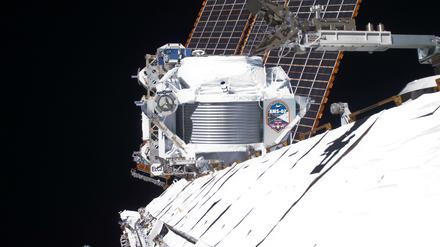 Der "Alpha Magnetic Spectrometer", mit dem Forscher Teilchen messen können, wurde im Mai 2011 vom Space Shuttle "Endeavour" auf ihrem letzten Flug zur Internationalen Raumstation gebracht. 