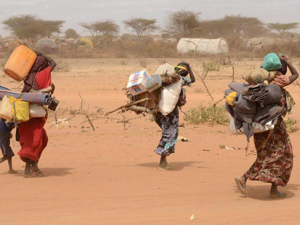Bis zum Ende des Jahrhunderts ist der Studie zufolge eine Großzahl der Menschen beispielloser Hitze ausgesetzt. Hier Flüchtende während einer Dürre in Ostafrika 2011.