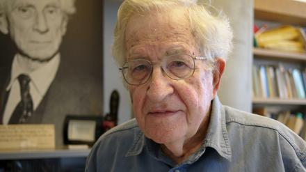 Geist und Grammatik. Im Zentrum des Streits um die Entstehung der Sprache steht der Linguist Noam Chomsky vom Massachusetts Institute of Technology in Cambridge, USA.