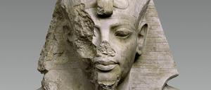 Eine teilweise beschädigte Statue zeigt das Bildnis eines jungen Pharao.