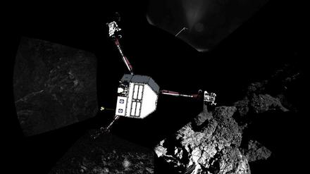 Panorama. Diese Abbildung zeigt, wie es rings um den Lander Philae auf dem Kometen "Tschurjumow-Gerassimenko" aussieht. Sie ist zusammengesetzt aus sechs einzelnen Bildern, die der Roboter vor Ort gemacht hat. Philae selbst wurde nachträglich integriert. 