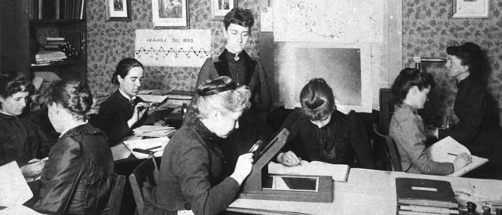 Zwölf Frauen waren 1891 als wissenschaftliche Hilfskräfte im Harvard College Observatory tätig. Williamina Fleming (stehend) arbeitete 20 Jahre als „Computer“ und katalogisierte über 10.000 Sterne . 