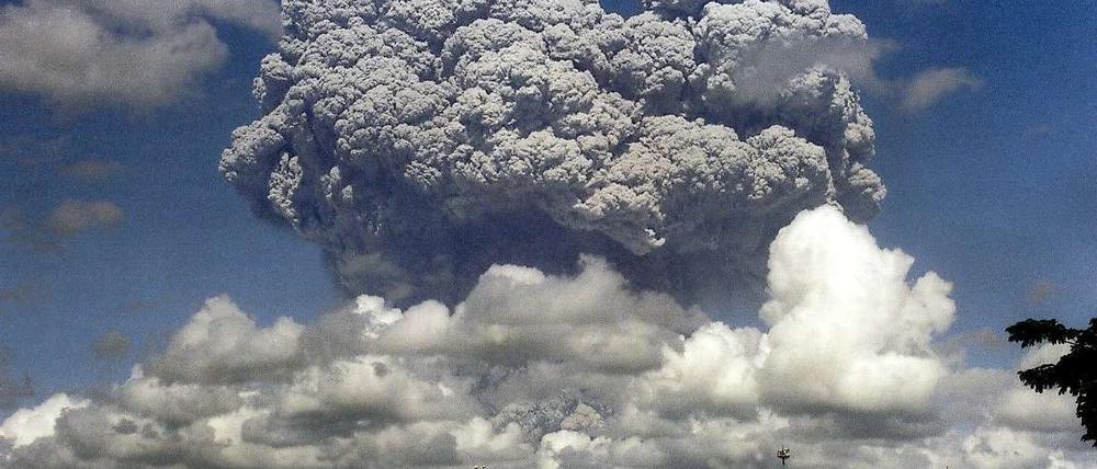 Bei Vulkanausbrüchen wird viel Schwefeldioxid frei. Dadurch bilden sich mehr Wolken, die wie ein großer Sonnenschirm wirken und die Erderwärmung bremsen.
