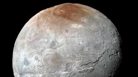 Von tiefen Tälern durchzogen. Die von der Nasa veröffentlichte Farbaufnahme zeigt den Plutomond Charon, aufgenommen von der Raumsonde "New Horizons" beim Anflug am 14.07.2015. 