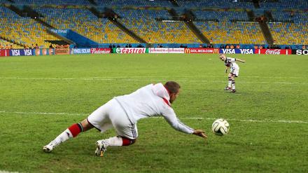 Teamgeist. Lukas Podolski übt schon mal mit dem Nachwuchs.