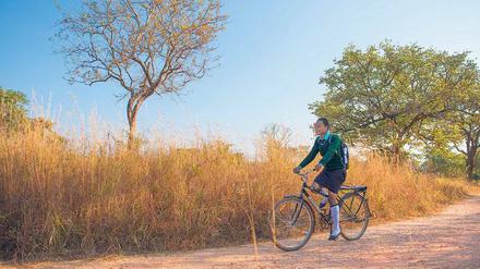 Lohnender Weg. Wer sein Rad zwei Jahre lang pfleglich behandelt und jeden Tag pünktlich damit zum Unterricht erscheint, darf es als sein Eigentum betrachten. Das Programm Study-to-own“ wurde in Sambia gestartet. 