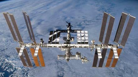 Himmelslabor. Die Internationale Raumstation ist rund 100 mal 30 Meter groß und kreist um die Erde. Dort werden Experimente in der Schwerelosigkeit gemacht und neue Technologien für die Raumfahrt erforscht. 