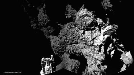 Komet ganz nah. Diese Aufnahme von Philae zeigt die Oberfläche des Kometen "Tschuri". Es wurde zusammengesetzt aus zwei einzelnen Aufnahmen.