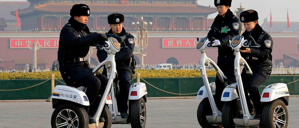 Die Polizei in Peking verfügt im Gegensatz zur Berliner Polizei über wendige Segways. Auch in Berlin wird über die Anschaffung diskutiert. 
