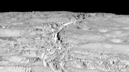 Eiswüste. Der Saturnmond Enceladus ist von einer dicken Eisschicht bedeckt. Die Kruste ist von Geysiren durchbrochen - vermutlich gibt am Grund des verborgenen Ozeans hydrothermale Aktivität. 