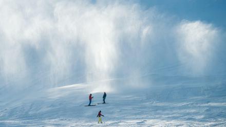 Winterfreuden. In vielen Skigebieten werden Schneekanonen genutzt, um ausreichend Schnee auf die Pisten zu bringen. Wird das Wasser einer besonderen "Aktivierung" unterzogen, hält der Schnee länger, behaupten entsprechende Anbieter. 