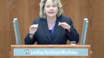 Die Wissenschaftsministerin von Nordrhein-Westfalen, Svenja Schulze (SPD), spricht und gestikuliert.