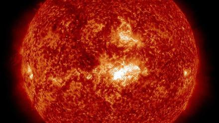 Eruption. Diesen Ausbruch fotografierte die Nasa-Sonde SDO am 3. Februar. Es handelt sich um eine Eruption mittlerer Stärke. Forscher fürchten, dass die Sonne auch zu wesentlich stärkeren Ausbrüchen fähig wäre. 