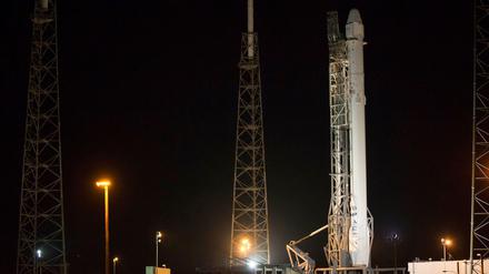 Startklar. Die Falcon-9-Rakete auf dem Startplatz in Cape Canaveral. Sie soll Nachschub zur Internationalen Raumstation ISS bringen. Die erste Stufe soll nach der Abtrennung gezielt zur Erde zurückkehren und auf einer schwimmenden Plattform landen. 