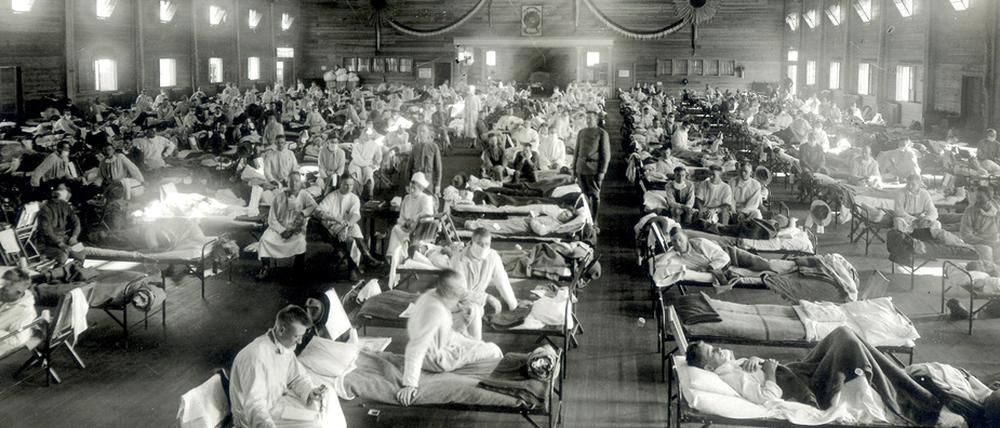 Patienten, die an der Spanischen Grippe erkrankt sind, liegen in Betten eines Notfallkrankenhauses im Camp Funston der Militärbasis Fort Riley in Kansas (USA).