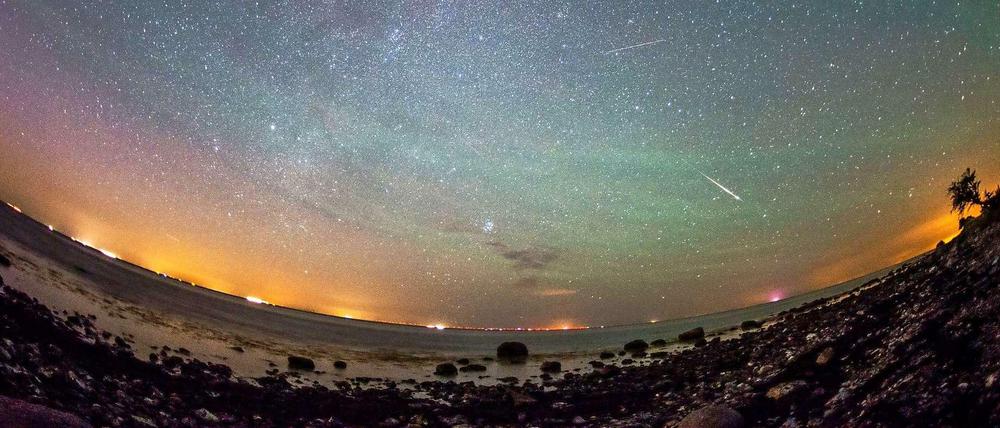 Gar nicht schnuppe. Das Foto von der Insel Fehmarn zeigt rechts neben der Milchstraße einige Sternschnuppen.